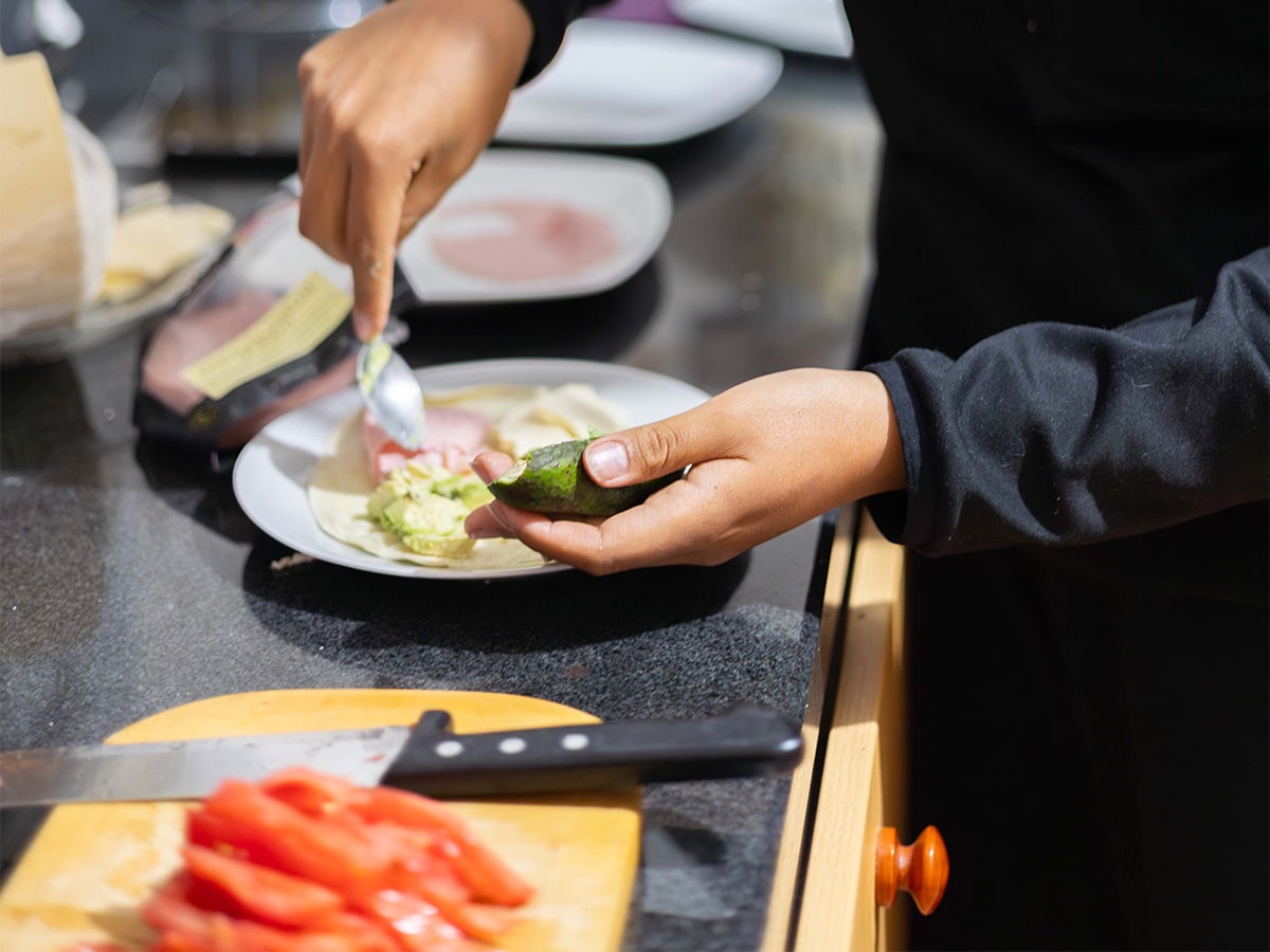 Learn to cook in family kitchens
